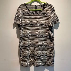 Black and white woven short sleeve dress